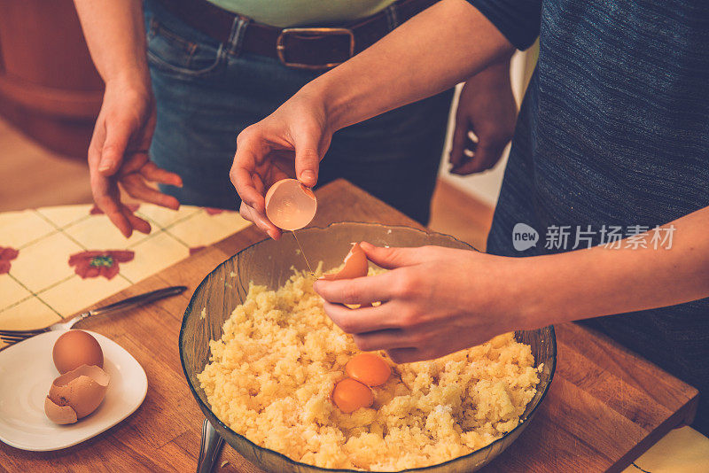 欧洲南部，为自制汤圆准备面团