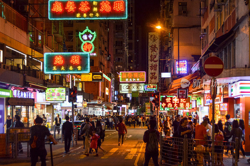 香港街头霓虹灯夜景