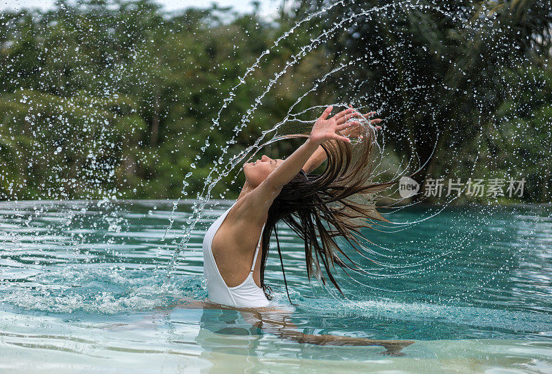 度假的女人溅起了水花