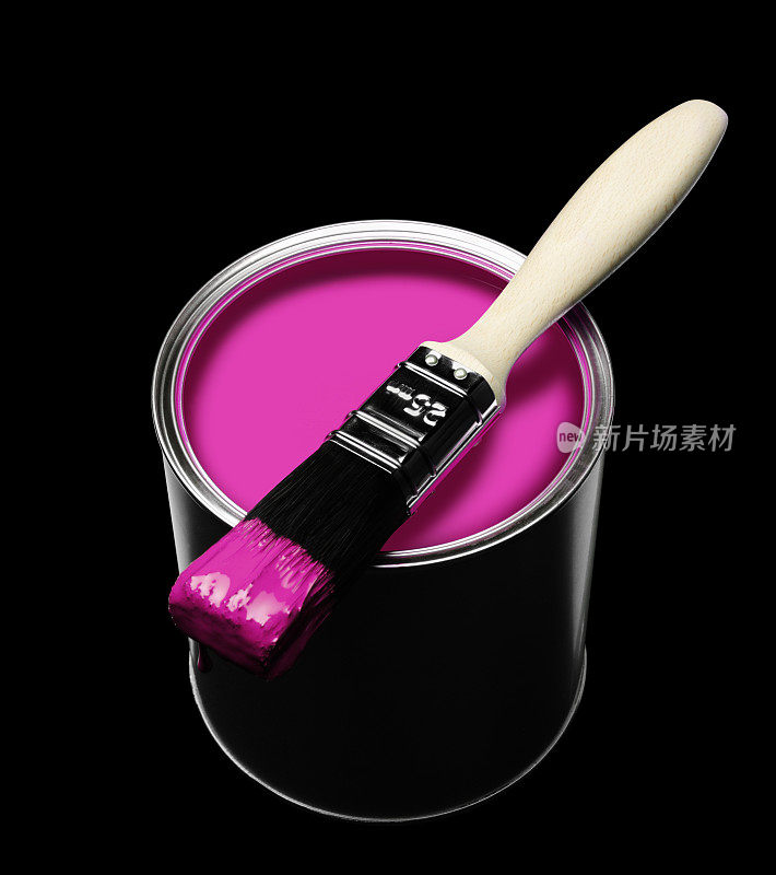 用刷子在罐子里涂上粉色颜料