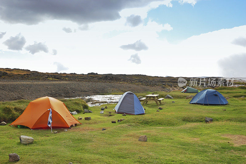 在冰岛一个地热区附近露营