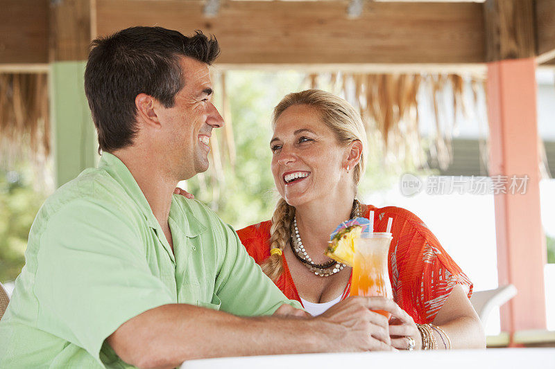 情侣享用热带饮品