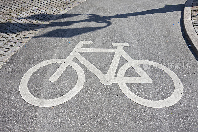道路上的自行车道标志。
