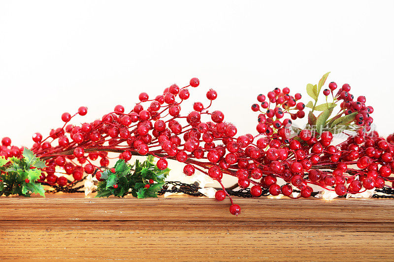 圣诞红莓花环木制壁炉