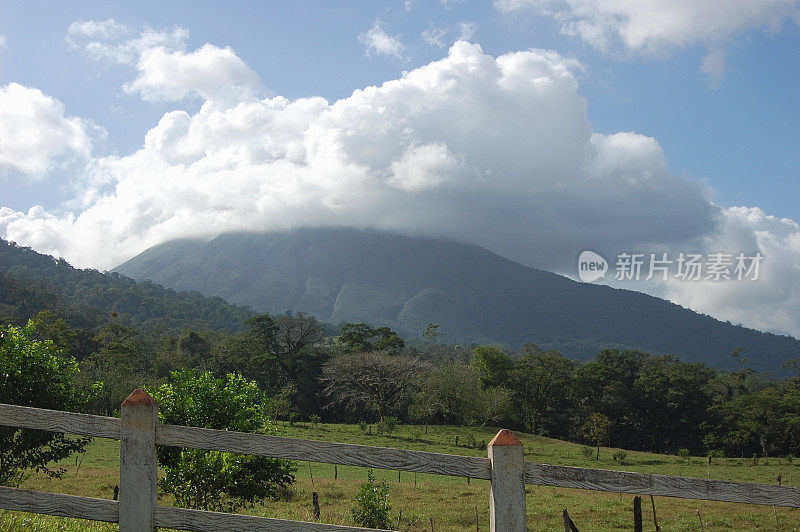 哥斯达黎加阿雷纳尔火山的远景