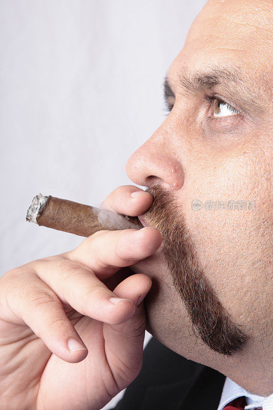 一个留着胡子，抽着雪茄的男人