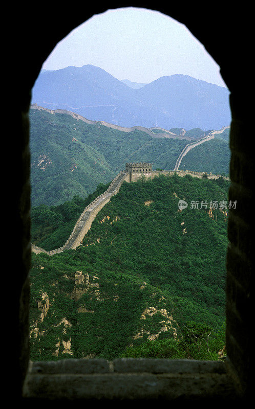 从长城塔的窗口看中国的长城
