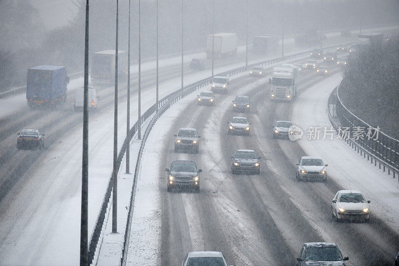 暴风雪期间高速公路上的交通