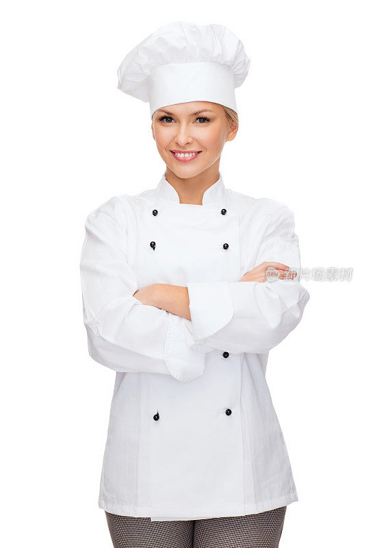 微笑的女厨师，双臂交叉