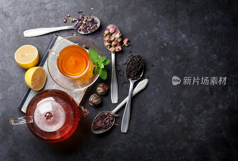 茶杯，茶壶和各种用勺子装的干茶