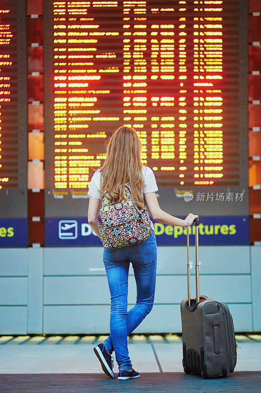 背包女游客在国际机场