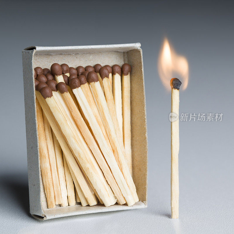 火柴盒、火柴、火柴燃烧火焰的创新理念