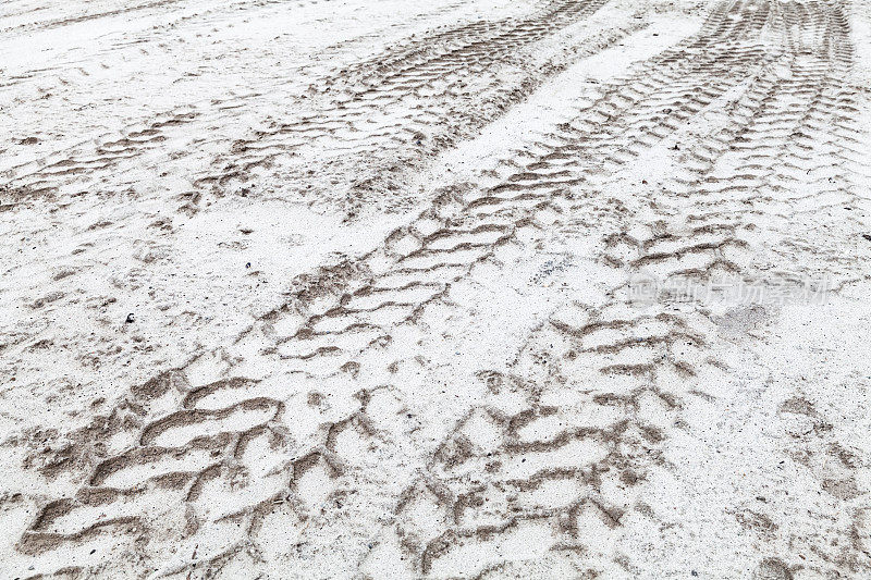 沙地上有拖拉机轮胎的痕迹