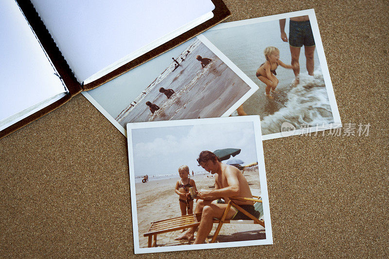 70年代海滩上的家庭照片公告板
