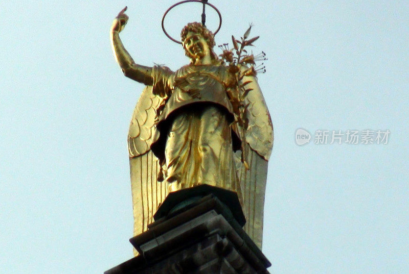 意大利圣马可广场的圣马可钟楼金色天使雕像