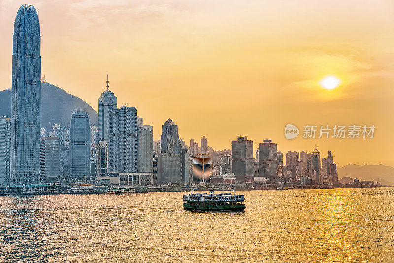天星小轮日落时在香港维多利亚港