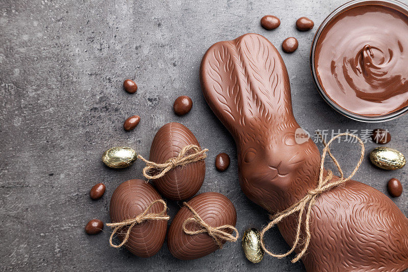 巧克力复活节兔子和鸡蛋的木制背景
