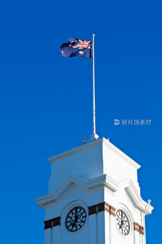 钟楼顶上的澳大利亚国旗