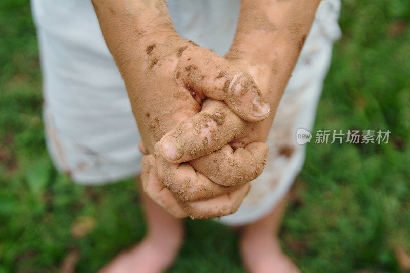 乞求帮助的孩子风化的脏手