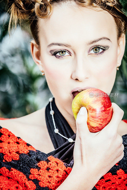 美丽的女人在吃苹果