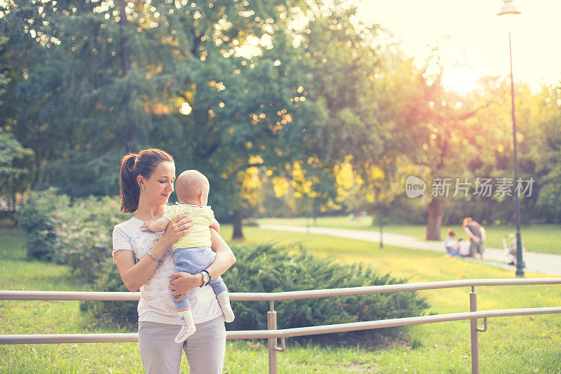 漂亮的婴儿和他的妈妈在户外