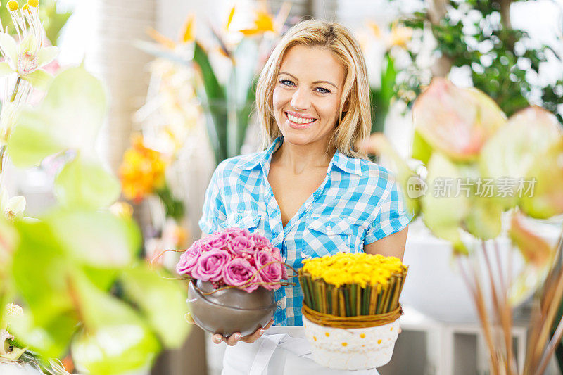 花店里的快乐女人。