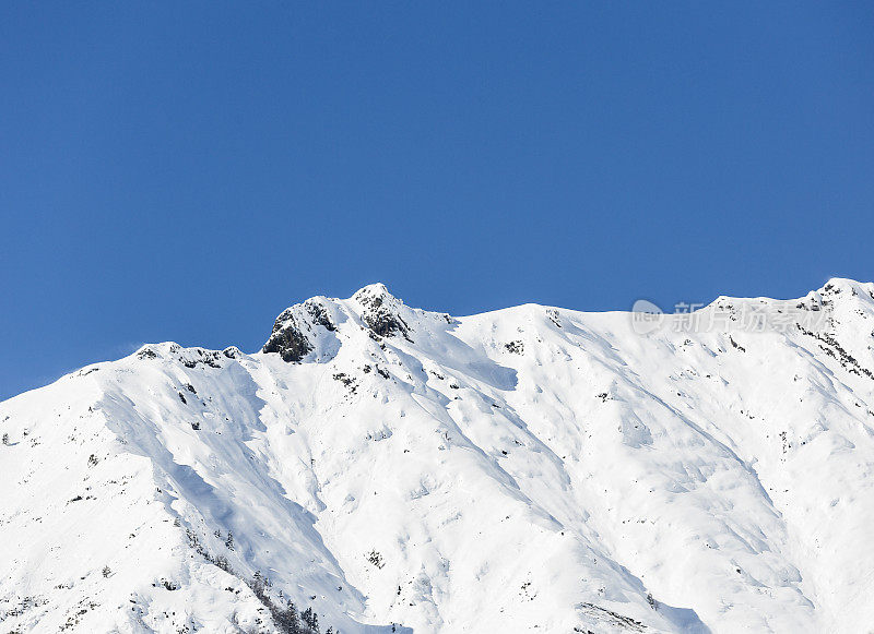 雪覆盖的山