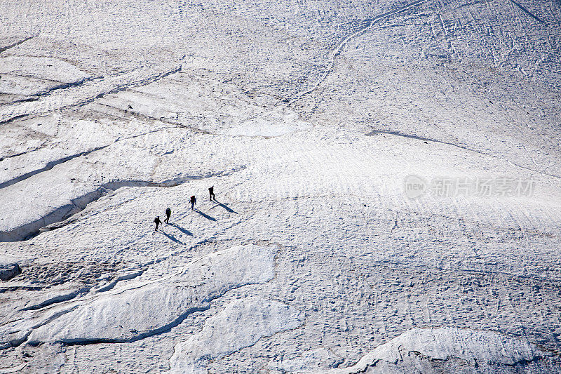 人们在冰川上徒步旅行