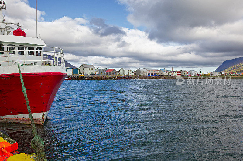 弗拉泰里海港与戏剧性的天空。Westfjords。冰岛。