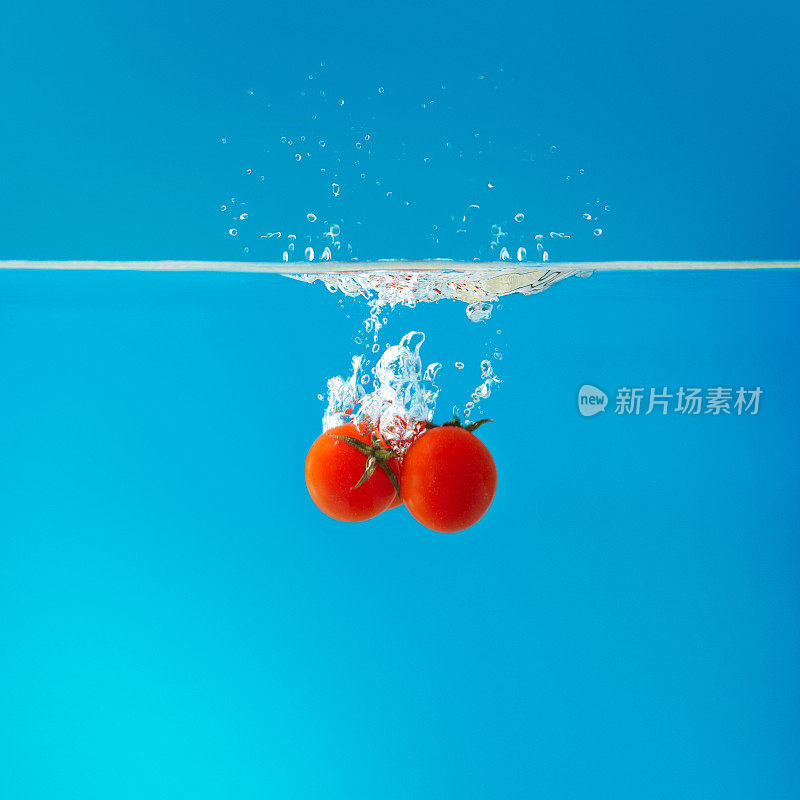 西红柿掉进水里