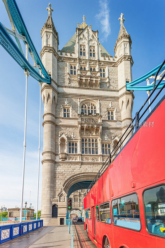 伦敦塔桥观光巴士