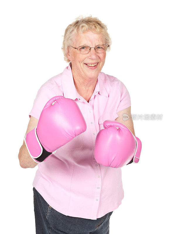 祖母戴着粉色拳击手套孤立在白色上。