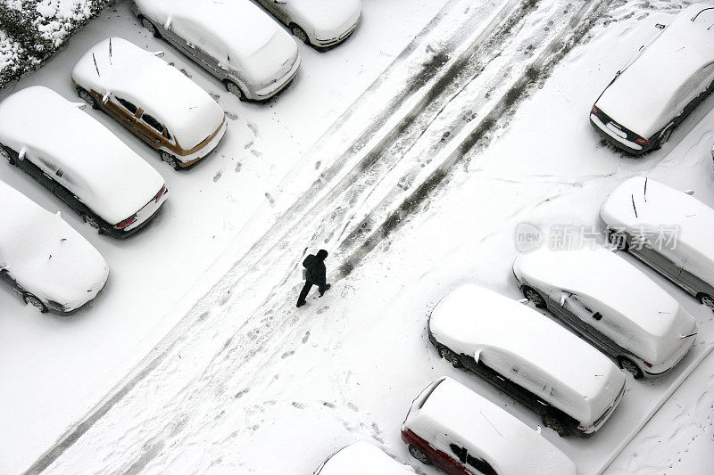 人走在雪地上