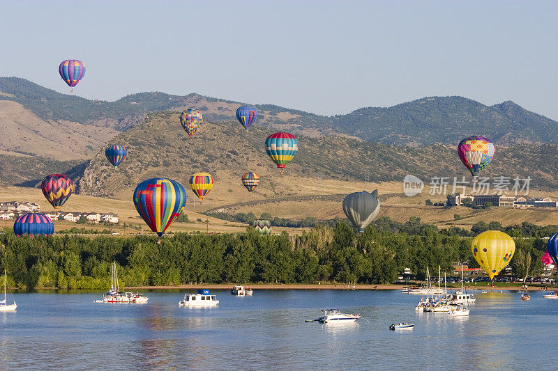 科罗拉多州查特菲尔德水库的热气球
