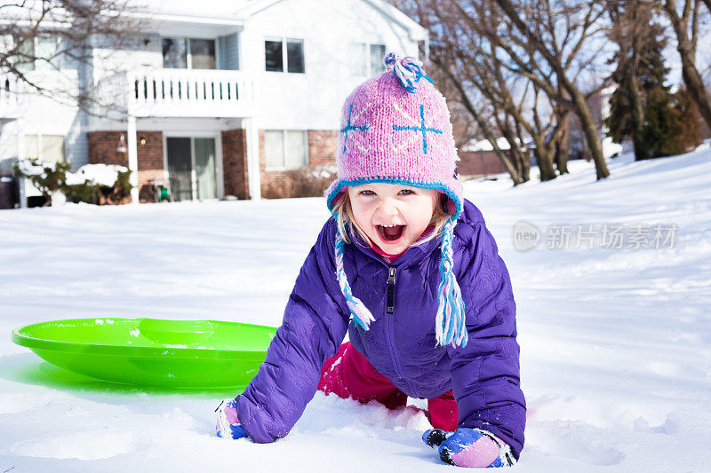小女孩在雪地上玩