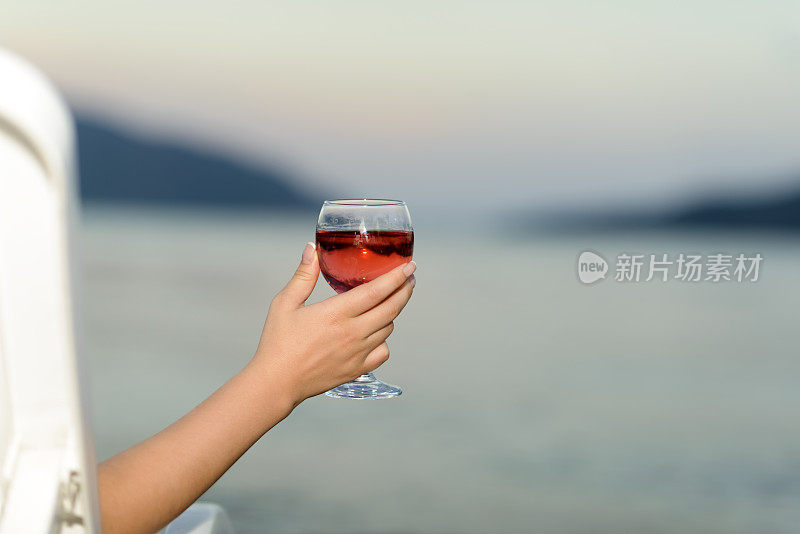 海边的酒杯