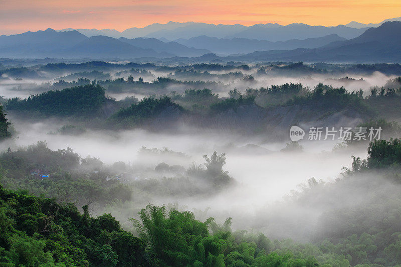 美丽的日出在山景