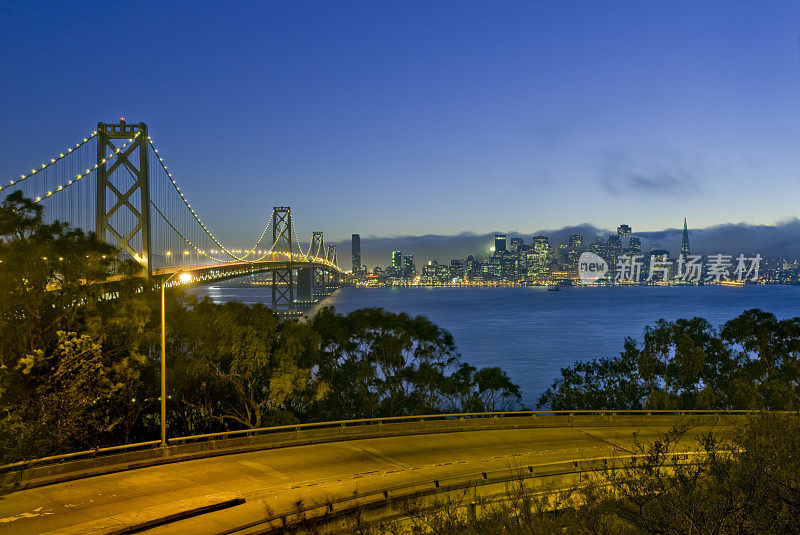 旧金山和海湾大桥，夜晚