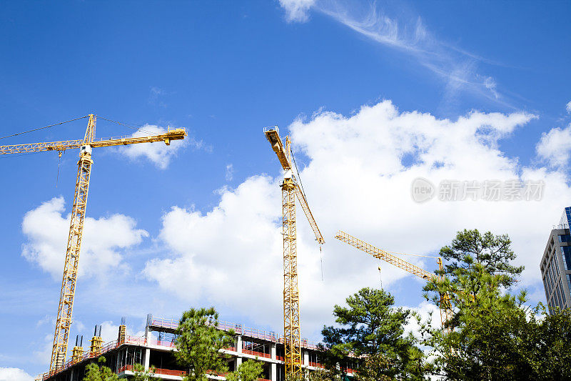 3台建筑起重机在高层停车场上