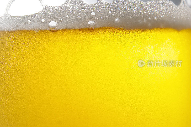 特写啤酒与水珠对白色的背景