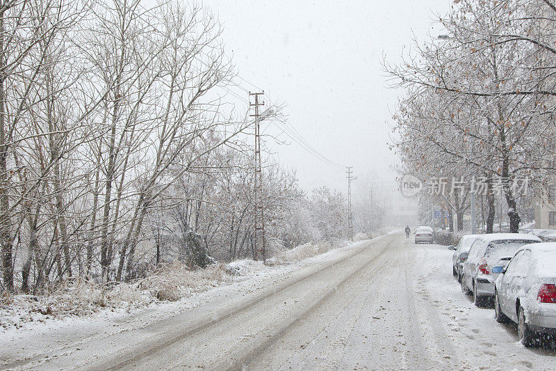 空旷的街道在冬天与雪在土耳其安卡拉