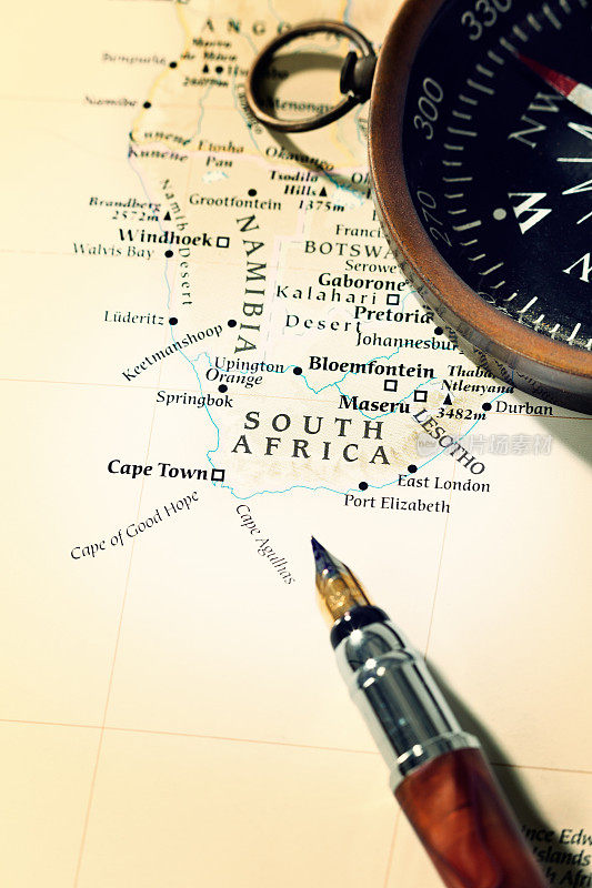 计划沙漠之旅:指南针，南非地图上的笔