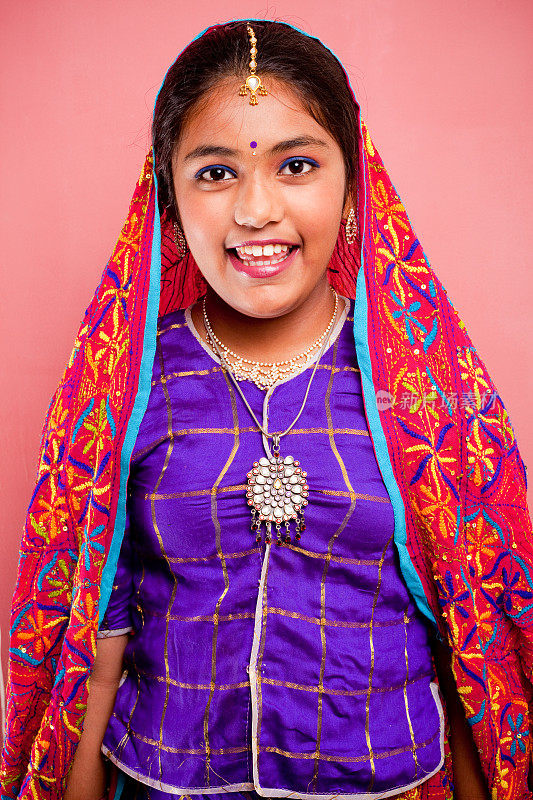 开朗的传统印度迷人的美丽少女