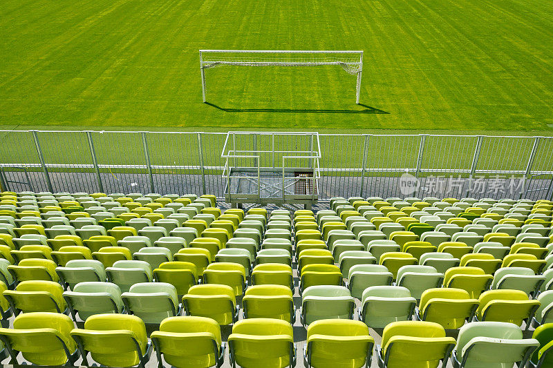 空旷的足球场座位