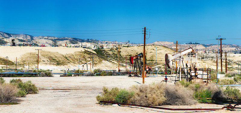 加州沙漠油田的泵