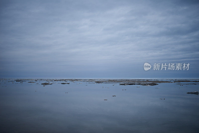 平静的海洋场景