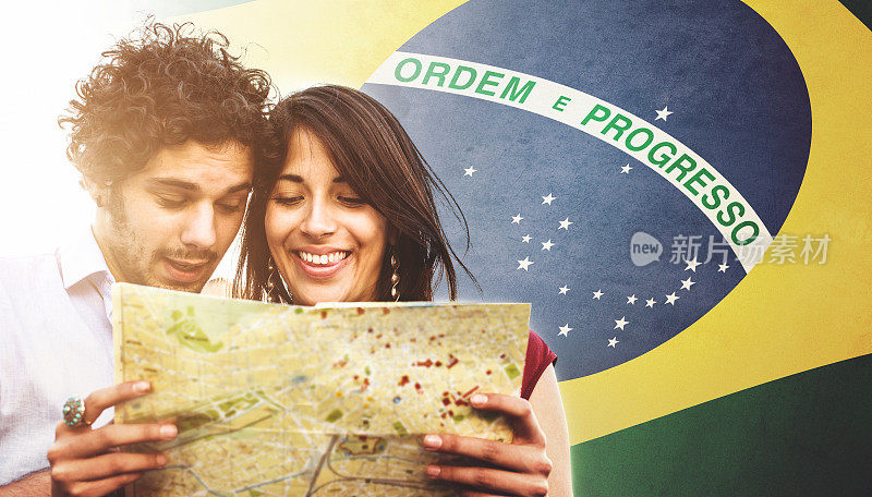 游客在看一幅以巴西国旗为背景的地图