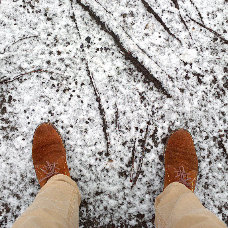 脚踩在雪地里。