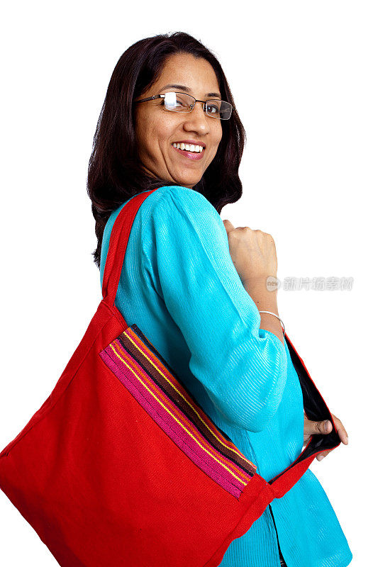 兴高采烈的印度妇女拿着购物袋孤立在白色