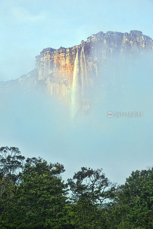 委内瑞拉的天使瀑布从薄雾中升起